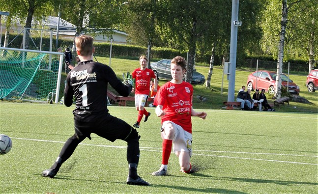 Jesse Hietikko hade här en ganska bra målchans men hans skott gick tätt förbi målet.