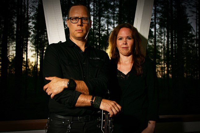 Tomas och Linda Hellqvist i Kronoby ger sig i sommar ut för att framföra musik av Totta Näslund. De tolkar hans solomaterial, med fokus på åren 1995 till 2004, akustiskt och på svenska under konserter de valt att kalla för "I Tottas fotspår".