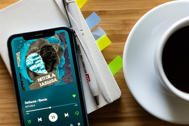 När Spotify spelar upp Niti Dilas låt för mig väcks många tankar.