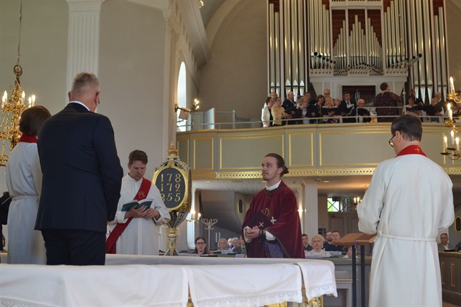 Jimmy Österbacka installeras som kaplan i Pedersöre kyrka.