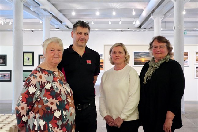 Jakobstads Fotoklubb visar utställningen "Min vägg" på Tobaksmagasinet i Jakobstad. Från vänster i bild Gunilla Björklund, Christofer Hägglund, Laila Suvanto och Ulrica Wik.