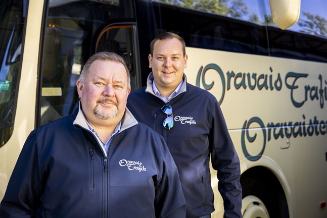 Oravais Trafik kör inte längre linjetrafiken mellan Vörå och Vasa. VD Niklas Iso-aho och operativ chef Filip Hästbacka.