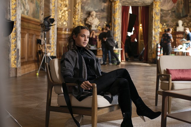 Alicia Vikander spelar en amerikansk skådespelare, Mira, som kommer till Paris för att spela in en stumfilm. Pressbild.