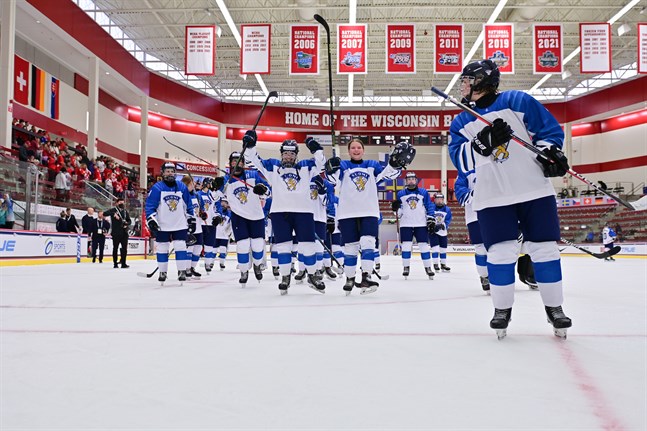 Finlands U18-landslag fick jubla efter inledningsmatchen mot Kanada.
