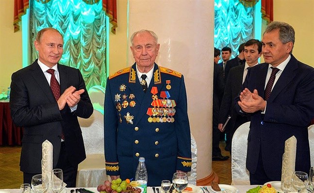 Dmitrij Jazov, Sovjetunionens sista marskalk, var en av de centrala kuppmakarna vid försöket att ta makten i Sovjetunionen i augusti 1991. Här firas han på sin 90-årsdag 2014 av president Putin och försvarsminister Sjojgu.