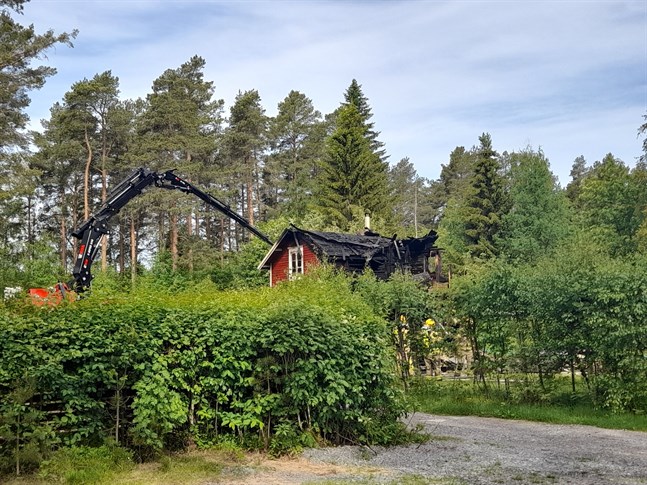 Stugan på Sandstrandsvägen totalförstördes på onsdagsförmiddagen.