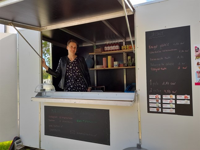 Susanna Rauma säljer bland annat glass från kafévagnen som står på gården.