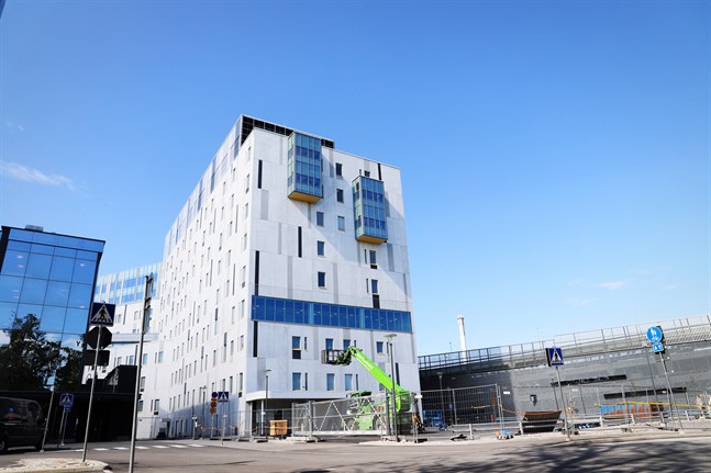 H-huset är 37 000 kvadratmeter stort och uppdelat i tre flyglar med nio våningar i varje flygel. I framtiden ska bland annat psykiatrin och delar av Vasa stads hälsovårdsverksamhet finnas här.