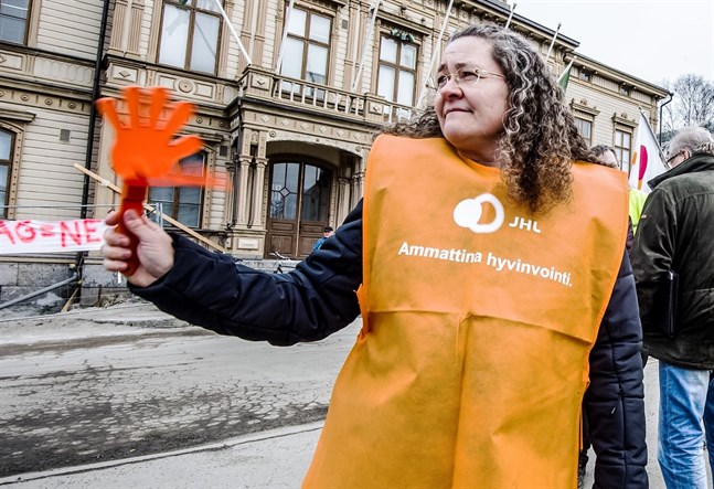 Margot Nyroos är bekymrad för de anställda på flyktingförläggningen i Kristinestad.