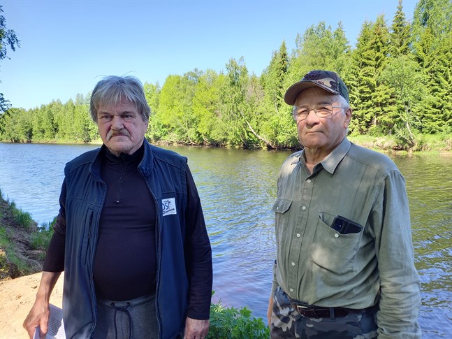 Håkan Bystedt och Per-Håkan Nylund vill inte ha någon småbåtshamn vid Puntusstranden.