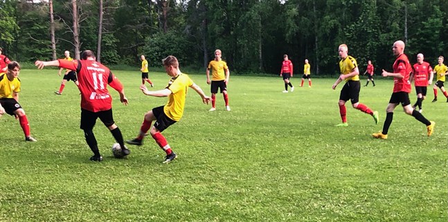 Det blev sent avgörande i Såka. Här är det Miika Kulla (11) och Axel Elvström som kämpar om bollen.