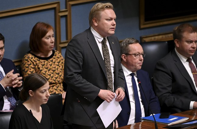 Det är dags för regeringen och jordbruksminister Antti Kurvinen att lösa jordbrukarnas problem, anser Peter Östman.