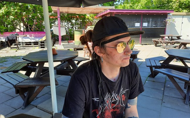 Ron Rönnqvist är orolig att skuggan från den nya Mattsonhuset kommer att ha negativ inverkan på Black Sheeps uteservering.