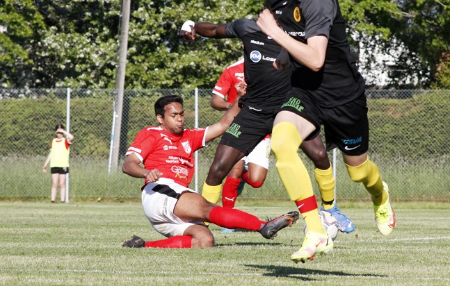 Sportings Nieol Pallawala jobbade som brukligt hårt på mittfältet.