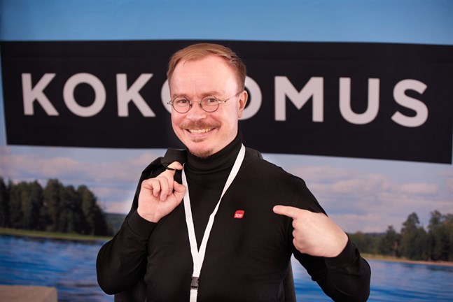 För Antti Vesala är det dag 25 med SDP-kläder på lördagen, och han bär en stilig polotröja under kavajen.