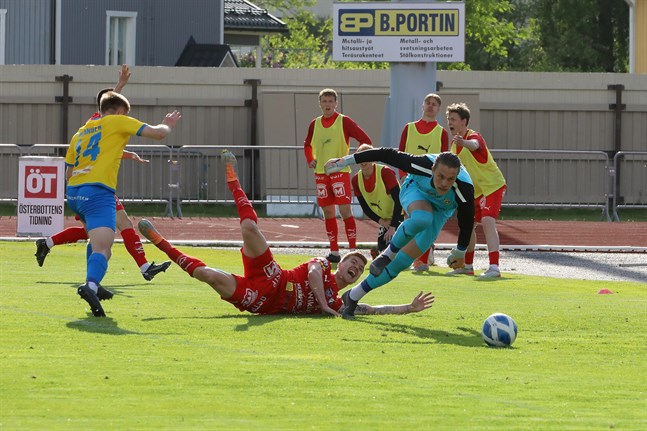 Det blev två straffmål mellan Jaro och Gnistan. Bilden är från den förra matchen mellan lagen då Jacob Bushue i Jaro slänger sig fram och vill ha straff, men förgäves och målvakten Jiri Koski hinner först på bollen.