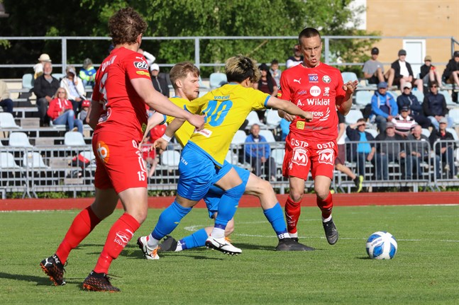 Det tidigare storlöftet Maximmo Tolonen driver fram med bollen för Gnistan mot Joni Remesaho och Markus Kronholm i Jaro i det förra mötet.