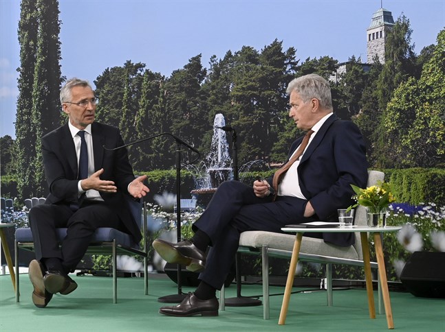 BSNatos generalsekreterare Jens Stoltenberg och president Sauli Niinistö möts i Nådendal under Gullrandadiskussionerna. Finlands Natoansökan är förstås ett av huvudämnena som de avhandlar i sina samtal.
