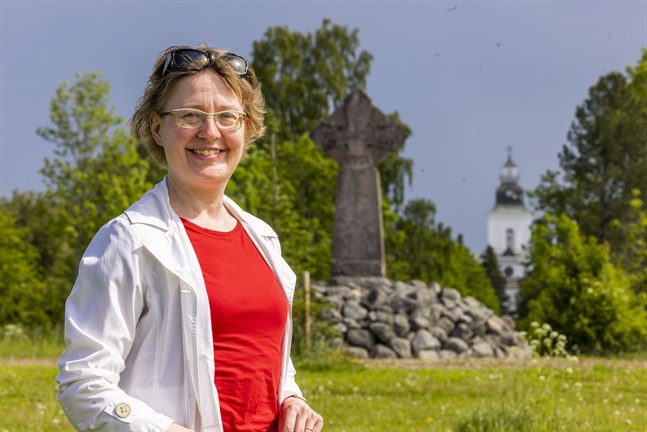 Heidi Hummelstedt, här på Korsholms vallar, är projektledare för KulturÖsterbotten. I bakgrunden skymtar Korsholms kyrka.