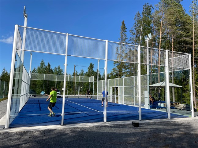 Intresset för en padelförening ska utredas i Jakobstadsregionen. Bilden är från padelbanan i Pörkenäs där Håkan Tallgård, Patrik Eklund, Simon Mickelsson och Ronnie Karlsson är i full sving.