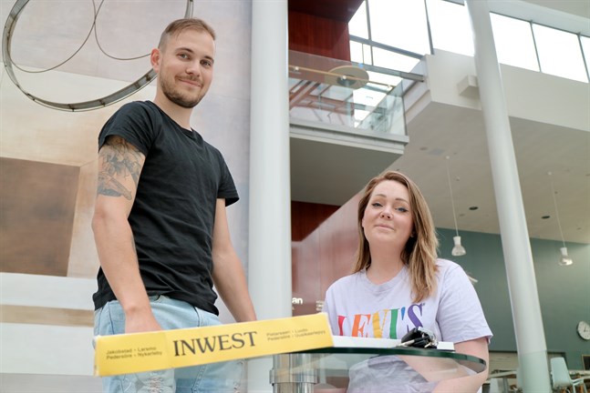 Jonas Eklund och Angelica Hellman spelar Inwest relativt ofta. Det egna exemplaret har Angelica fyndat på loppis.