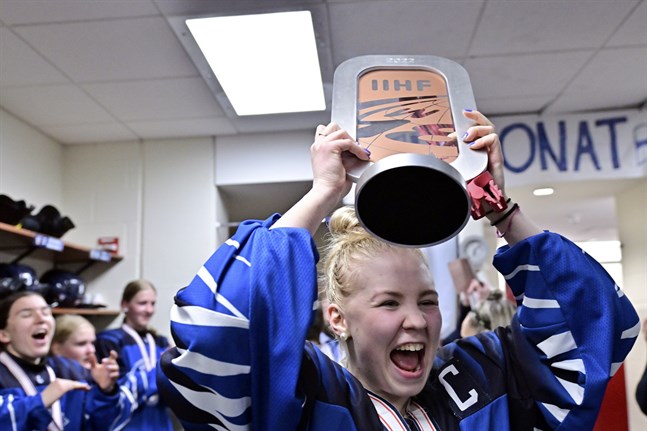 Finland firar VM-brons med lagkaptenen Anna-Kaisa Antti-Roiko i spetsen.