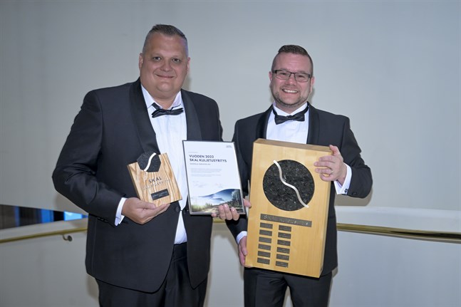 Jani Huhtala (till vänster) ja vd Tero Mattila från Huhtala Logistics tog emot priset Årets transportföretag på en gala i Åbo i början av juni.