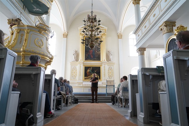 Peter Kankkonen berättar om ställen i Vasatrakten med koppling till Alexandra Frosterus-Såltin. Hon har bland annat målat den nedre altartavlan i Korsholms kyrka.