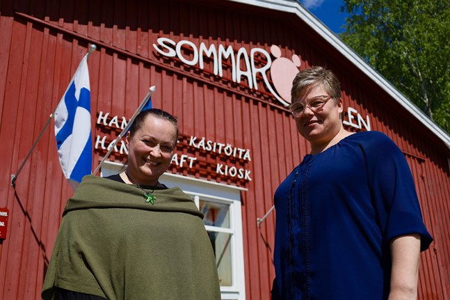 Seinäjokiborna Annika Martois-Alanen och Katja Rinta-Porkkunen säljer sina hantverk i Sommaröhallen.