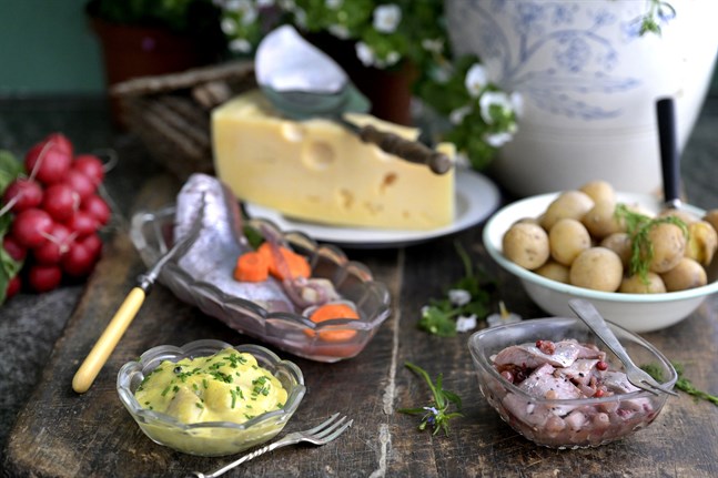Sill till midsommar är väl mer eller mindre ett måste. Köpesill kan med fördel blandas upp med någon heminlagd variant.