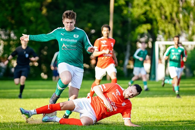 Sportings Admir Cavkusic sätter in en glidtackling på VPV:s Antton Norrena. Matchen var fylld med bökiga närkamper och stundvis riktigt fult spel.