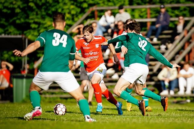 Sportings Semsudin Mujkic utmanar VPV:s försvarare Miro Roukus och Ville Viita.