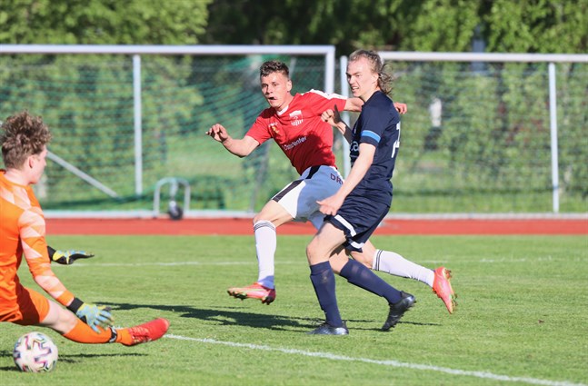 Andrii Barladym är steget före Jesse Nauska och rullar in 2–0-målet bakom Waltteri Takamaa.