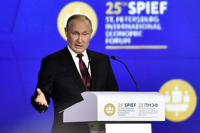 Rysslands president Vladimir Putin höll ett tal i samband med ett ekonomiskt forum i St Petersburg på fredagen.