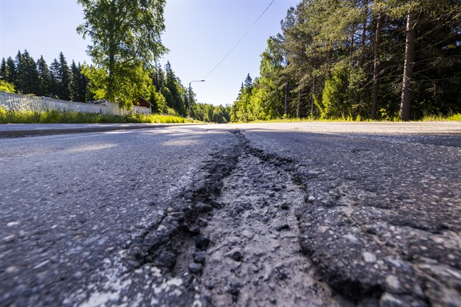 Replotvägen är i stort behov av ny beläggning.