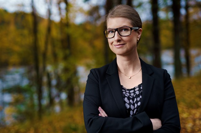 Marie H Lundh debuterar med boken ”Sarahs lag”, första delen i en serie om Sarah Modér som utbildar sig till domare. I boken får vi följa hennes både dråpliga och ibland svåra väg genom tillvaron.