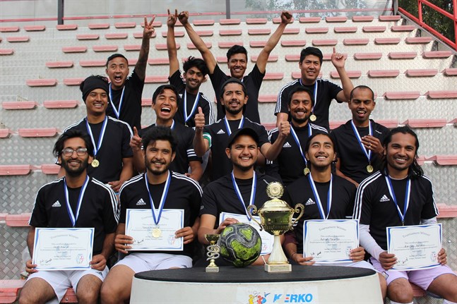 Detta lag från Jeppis-Nepal FC vann turneringen i Jakobstad 2019. Uppe från vänster: Bhanu Ale, Basanta Rimal, Sujan Rajbhandari, Prakash Thapa, Arjun Maharjan, Suresh Maharjan, Saroj Tamang, Mukunda Neupane, Surya Paudel, Saroj Acharya, Nabin Khadka, Ashish Pandit, Ashish Maharjan och Sanjaya Kandel.