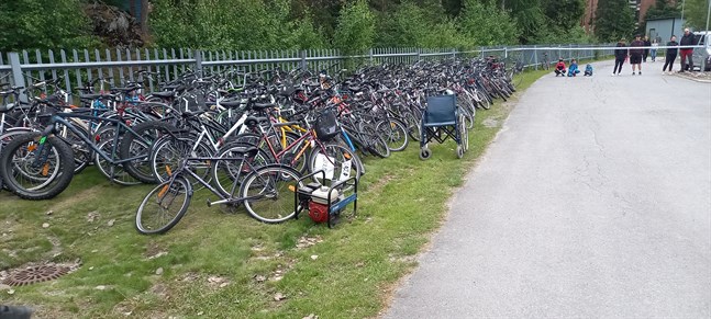 Många var intresserade av att hitta en cykel till förmånligt pris då polisen i Karleby
auktionerade ut cyklar.