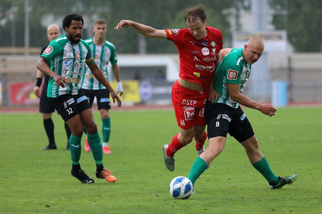 Severi Kähkönen i Jaro i duell med Johannes Laaksonen i KTP. I bakgrunden syns david Ramadingaye och domaren Mikko Juusola.
