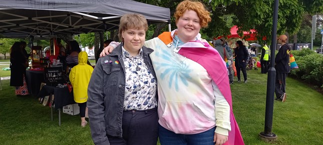 Kusinerna Sofia Hemgård och Johanna Hongell från Nedervetil tycker att det är viktigt att visa sitt stöd för Pride.