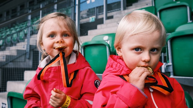 Guldmedaljerna är fina, tycker Silvia och Beatrice Skytte. De sprang Kids run på lördagen.