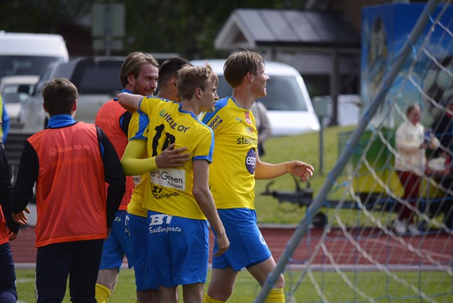 Kraft har gjort 2–0 och segern börjar kännas klar. Målskytten Samir Isanovic omringas av Kevin Peth, Oskar Ivars och Lukas Sigg.