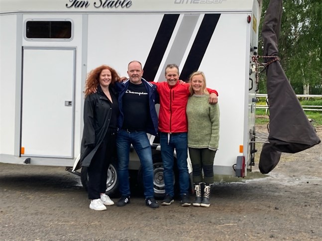 Susanne Witting-Vidjeskog, Mats Vidjeskog, Kaj Timgren och Helén Timgren firade stora travframgångar i samband med V75 i Boden, Sverige.