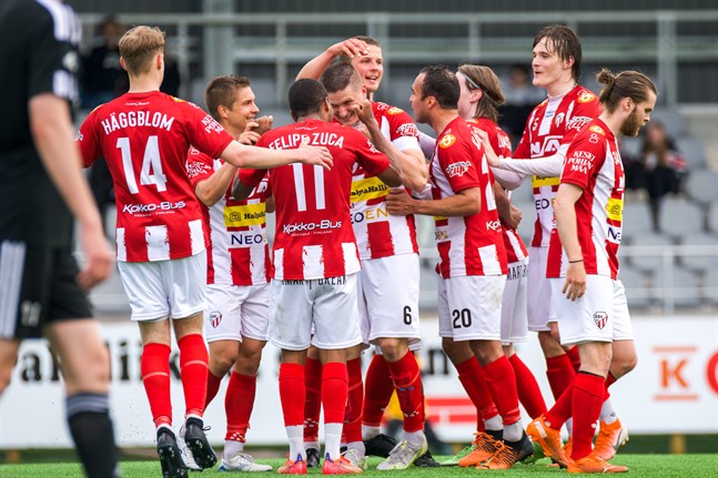 Äntligen seger för GBK. Här har Teemu Mäki (6) skjutit in 2–0 på frispark och gratuleras av lagkamraterna.