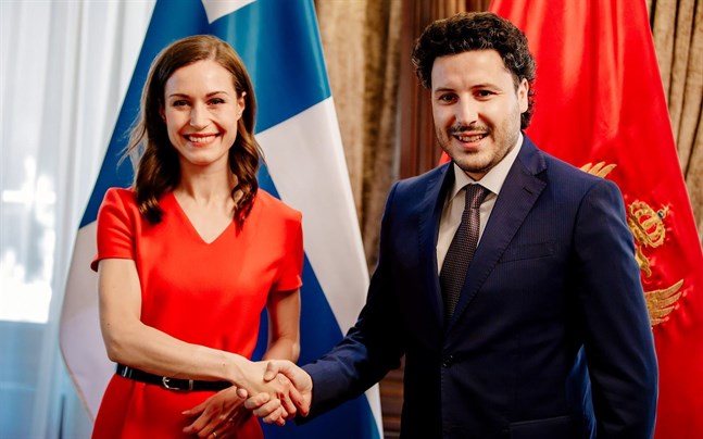 Finlands statsminister Sanna Marin välkomnas till Montenegro av premiärministern Dritan Abazovic.