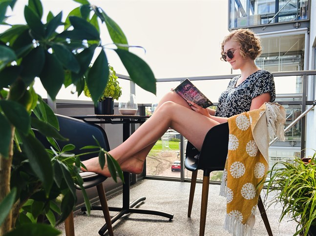 Deckare och feelgood-romaner passar bäst att läsas i solstolen, enligt Jessica Lillkull.