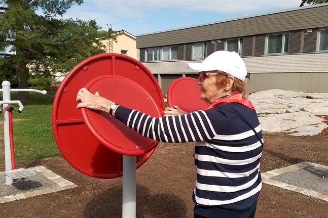 Maj-Britt Öst testar på ett av de nya redskapen på Villa Jungs rörelsegård.