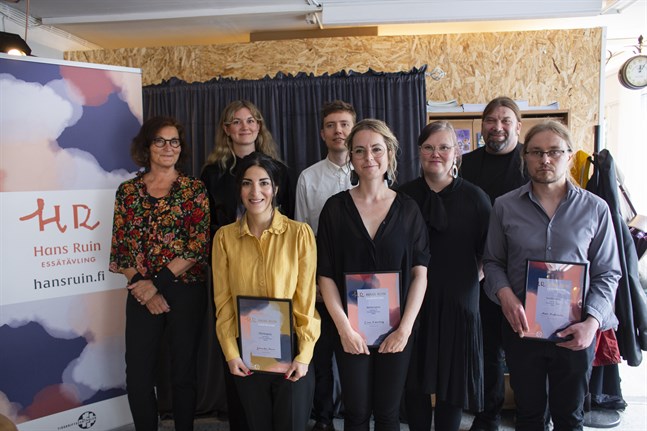 Prisceremonin för Hans Ruin-essätävlingen hölls på Bokens Hus i Vasa den 18 juni. Bakre raden: Ebba Witt-Brattström (jurymedlem), Elin Michaelsdotter (andra pris), Christoffer Steffansson (hedersomnämnande) och Ralf Andtbacka (jurymedlem). Främre raden: Jennifer Amin (första pris), Linn Eckeskog (hedersomnämnande) , Ann-Charlotte Palmgren (jurymedlem) och Mats Backström (hedersomnämnande).