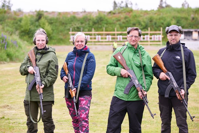 Annika Sandelin, Susanne Högberg, Christoffer Björkskog och Jakob Nybäck ser vapenkunskapen som en central del i Finlands trovärdiga försvar.