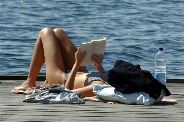 Chansen är stor att det som läses på stranden eller i hängmattan i sommar är en deckare – men intresset för romantik har också ökat.